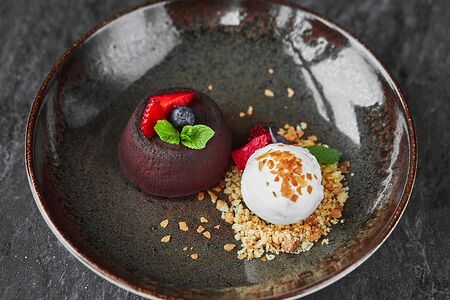 Шоколадный фондан с базиликом