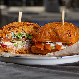 Сэндвич с семгой и авокадо