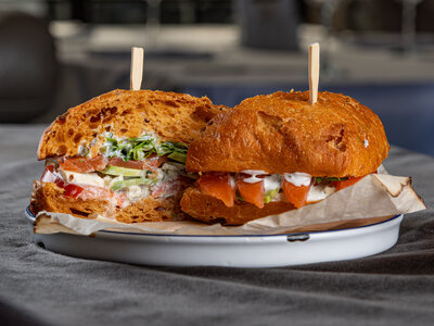 Сэндвич с семгой и авокадо