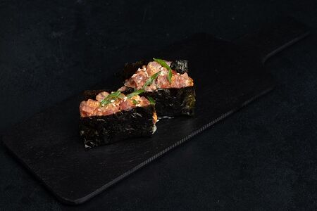 Острые суши с мидиями