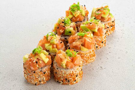 Острый ролл с лососем и соусом унаги (8 шт)