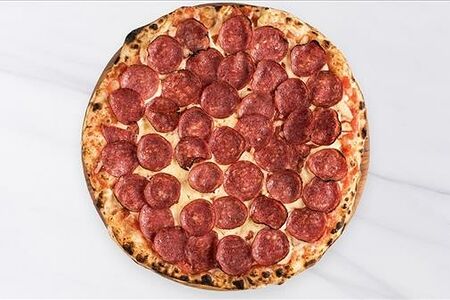 Салями, моцарелла, томатный соус