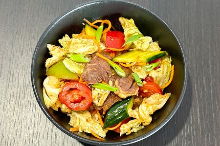 Салат с пекинской капустой и говядиной