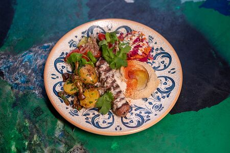 Кебаб с картофелем, опятами и двумя салатами