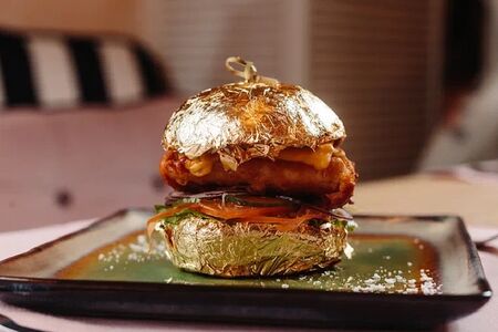 Золотой фиш-бургер с соусом тартар