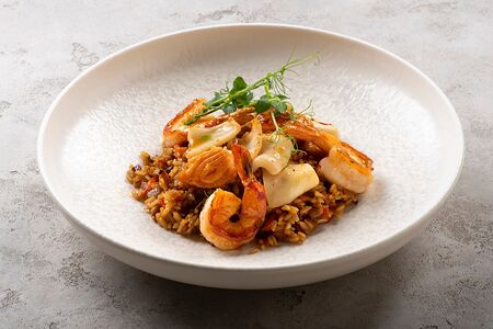 Тайский рис с тигровыми креветками, лососем и кальмаром