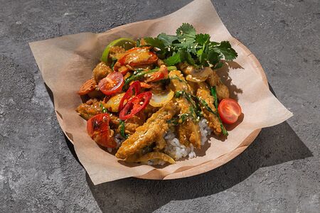 Желтый кари с темпурной курицей