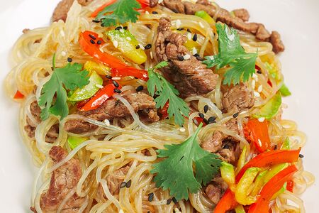 Фунчоза с говядиной и овощами