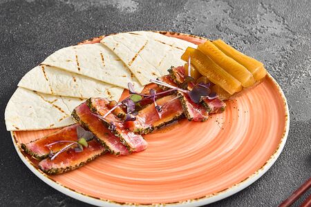 Татаки из тунца с огурцами суномоно