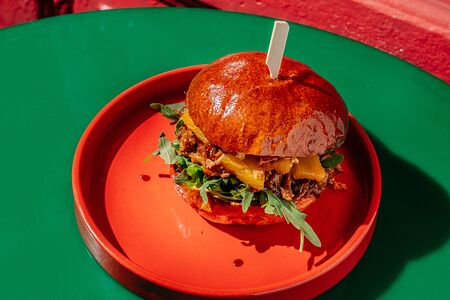 Бургер с рваной свининой