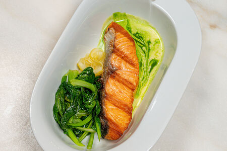 Филе лосося с брокколини и сливочным соусом