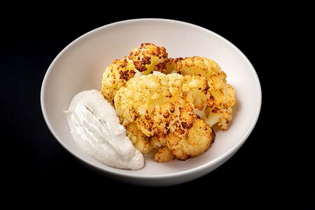 Печеная цветная капуста с йогуртовым соусом