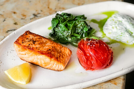 Лосось с томатами и шпинатом
