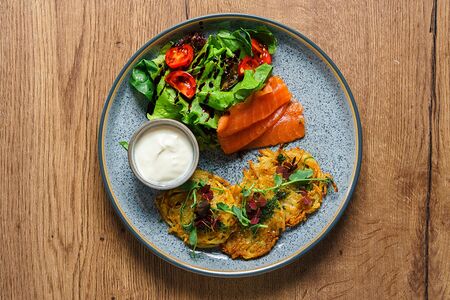 Картофельные драники с лососем и дымной сметаной