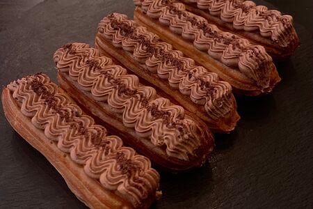 Эклер шоколадный