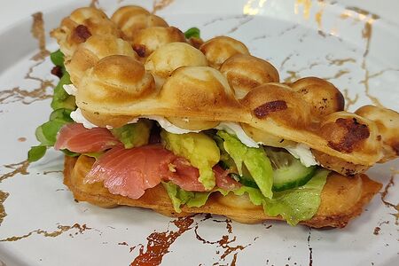 С красной рыбой