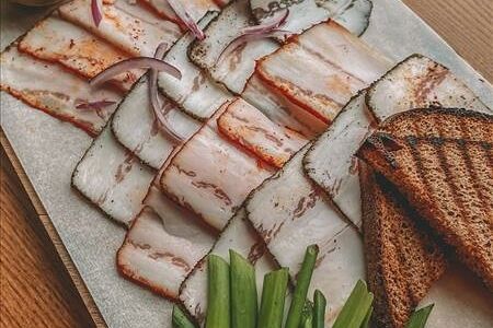 Сало с горчицей и бородинским хлебом