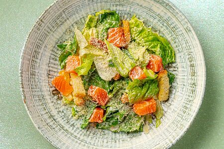 Цезарь со слабосоленым лососем