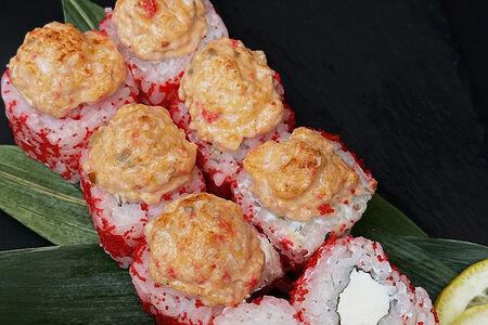 Ролл калифорния спайси лосось с огурцом