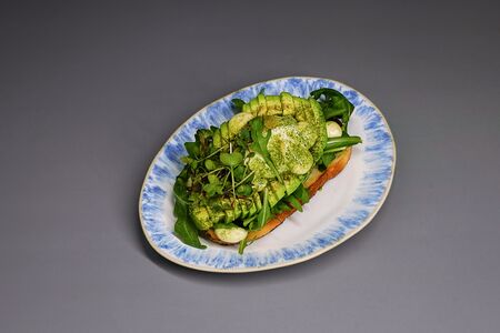 Балийский тост с авокадо и яйцом пашот