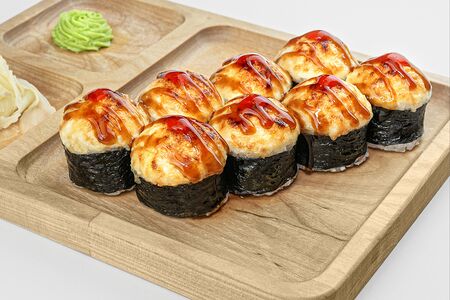 Запеченный ролл с пармезаном и угрем