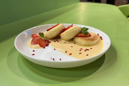 Сырники со сметанно-карамельным соусом и ягодами