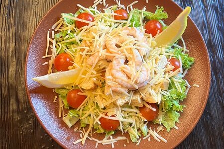 Салат Цезарь с креветками