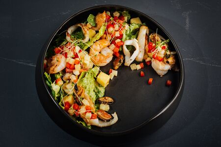 Салат из морепродуктов с овощным тартаром и ананасом