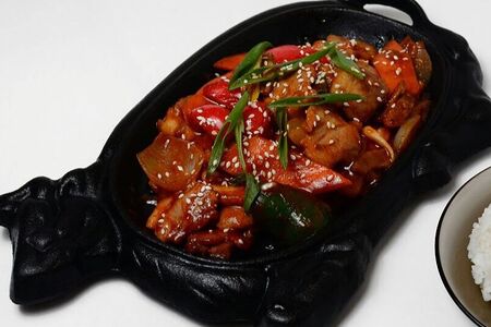 Чеюк покым ( обжареная свинина с овощами в остром соусе)