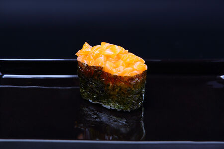 Гункан Спайси с лососем