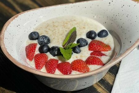 Каша овсяная со свежими ягодами