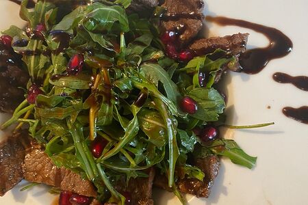 Теплый салат из вырезки в гранатовом соусе