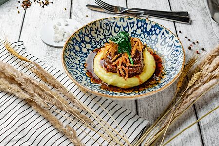 Томленые говяжьи щечки в темном пиве