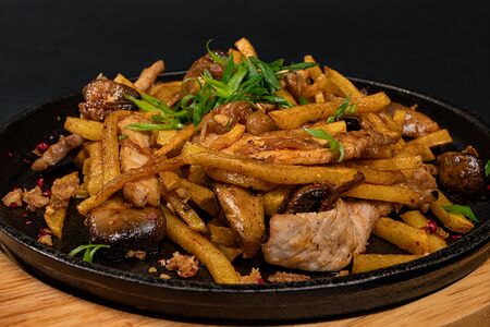 Жареха с мясом и грибами