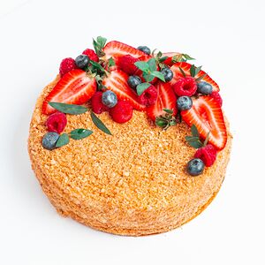 Торт Наполеон по-домашнему с декором 28 Полумесяц из ягод