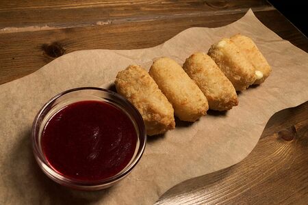 Домашний сыр сулугуни с ягодным соусом