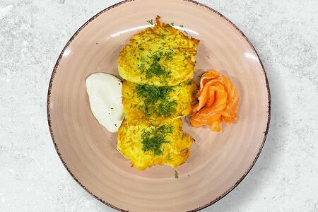Драники с лососем, сметаной и свежей зеленью