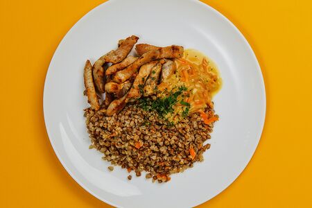 Свинина жареная с гречкой