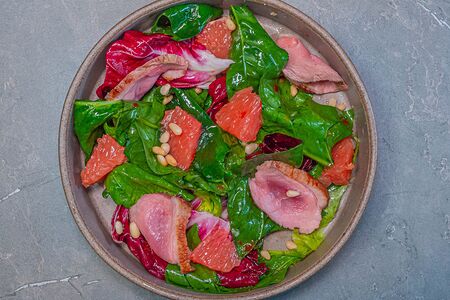 Салат с утиной грудкой и соусом цитронет