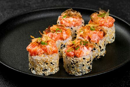 Бонито ролл с лососем и дайконом