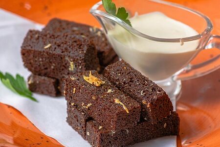 Гренки бородинские с соусом блю чиз