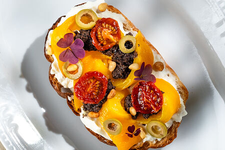 Брускетта со страчателлой, вялеными томатами и тапенадой