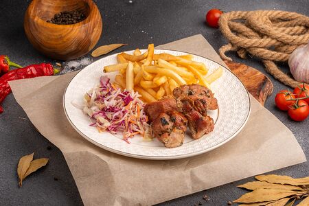 Большая тарелка с картошкой фри