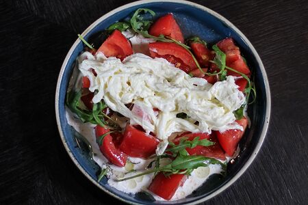 Салат со страчателлой и сочными томатами