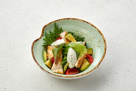 Тёплый салат с куриным филе на гриле, авокадо и кремом из феты