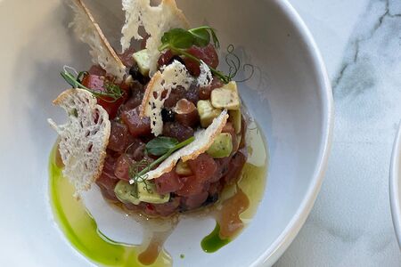 Тартар из тунца с авокадо, томатами и таджасскими маслинами