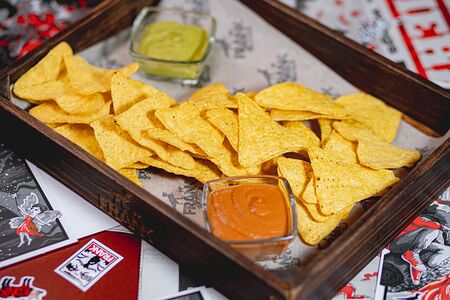 Начос с сыром, гуакамоле и томатной сальсой