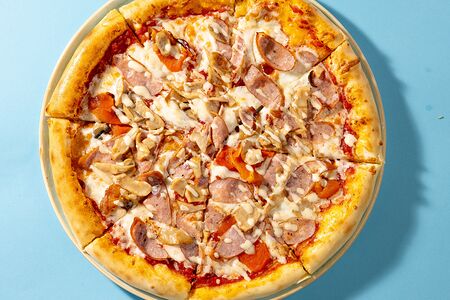 Пицца с колбасками и грибами