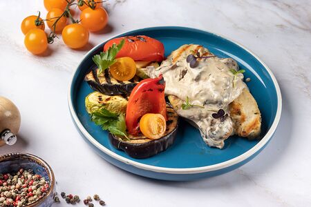 Куриное филе под сливочно-грибным соусом