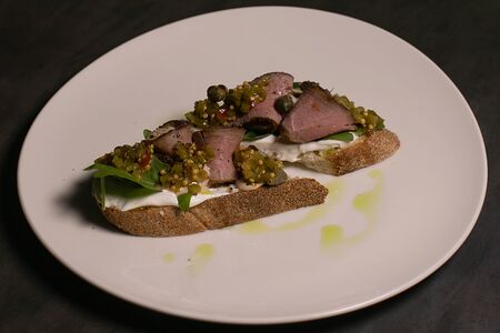 Брускетты с ростбифом и каперсами